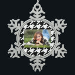 stijlvol geometrisch zwart wit geluidsdieptepatroo tin sneeuwvlok ornament<br><div class="desc">stijlvolle, zwarte witte accessoires van de witte achtergrond. Moderne decoratie voor witte en zwarte haarkloven</div>