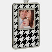 stijlvol geometrisch zwart wit geluidsdieptepatroo verzilverd omlijst ornament (Rechts)