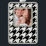 stijlvol geometrisch zwart wit geluidsdieptepatroo verzilverd omlijst ornament<br><div class="desc">stijlvolle,  zwarte witte accessoires van de witte achtergrond. Moderne decoratie voor witte en zwarte haarkloven</div>