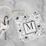 Stijlvol gepersonaliseerd Initiaal monogram Sleutelhanger<br><div class="desc">Voeg een vleugje elegantie toe aan uw dagelijkse benodigdheden met deze stijlvolle sleutelhanger, met een gepersonaliseerd monogram en een naam in een chique vierkant detail. De sleutelhanger toont een prachtig botanisch bloemmotief dat doet denken aan luxe Franse parfum- of high-end parfummerken, waardoor een gevoel van natuur en mode in je...</div>
