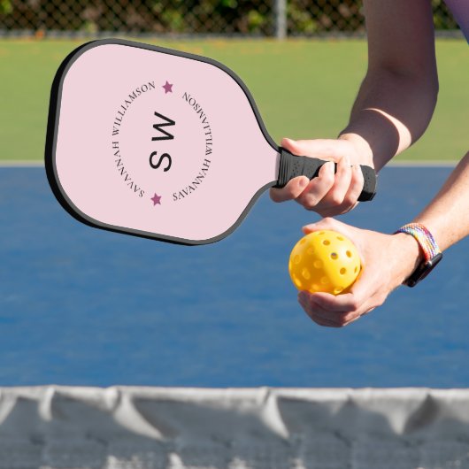 Stijlvol gepersonaliseerd monogram roze pickleball paddle (Insitu)