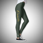 Stijlvol goud & bos groen monogram leggings<br><div class="desc">Voor een stijlvolle en elegante vrouw zou deze stijlvolle leggings in Forest Green kleur met een gouden naam en monogramletters in het wit een leuk cadeau-idee kunnen zijn voor sport,  yoga of om elke dag te draag!</div>