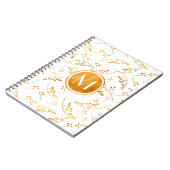 Stijlvol goudbessenpatroon op wit monogram notitieboek (Linkerzijde)