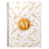 Stijlvol goudbessenpatroon op wit monogram notitieboek (Voorkant)