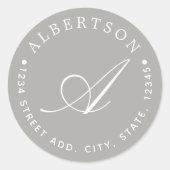 Stijlvol grijs script monogram familienaam adres ronde sticker (Voorkant)