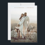 Stijlvol Handgeschreven Digitale Moderne Sparen de Save The Date<br><div class="desc">Maak uw trouwdatum bekend met dit stijlvolle en stijlvolle handschrift voor kalligrafie,  sla de datumkaart op met unieke typografie en grote dunne lettertypen die op de achtergrond op de foto van uw verloving staan. Alle kleuren en lettertypen kunnen worden gepersonaliseerd in de sjabloon editor.</div>