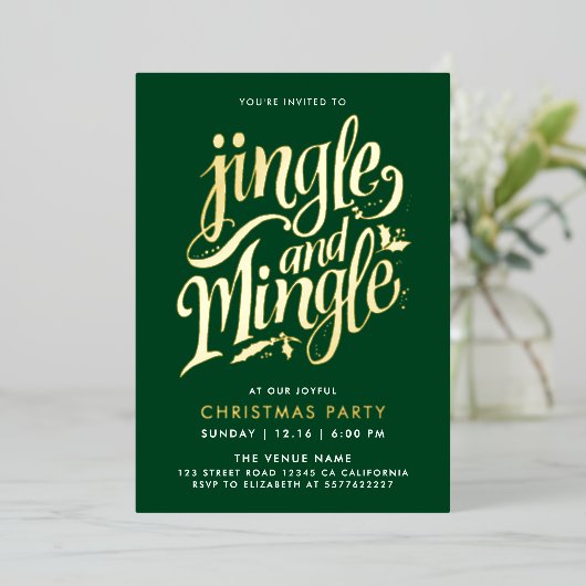 Stijlvol kerstbos groen en goud script folie uitnodiging (Staand Voorkant)