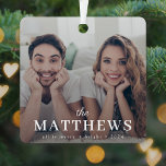 Stijlvol kerstfeest | Minimale fun Couple-foto Metalen Ornament<br><div class="desc">Een stijlvol modern ornament voor fotovakantie met uw achternaam, dat in klassieke typografie in kaart wordt gebracht in een handgeschreven scriptlettertype in wit op uw volledige groottefoto. Uw speciale foto ziet er prachtig uit in dit unieke, moderne en minimale ontwerp. Een leuk, minimaal ontwerp om uit de menigte te te...</div>