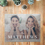 Stijlvol kerstfeest | Minimale naam Fun Couple-fot Legpuzzel<br><div class="desc">Een stijlvolle moderne foto-vakantie puzzel met uw achternaam die in klassieke typografie wordt voorgespiegeld en die is voorzien van een handgeschreven scriptlettertype in wit op uw volledige groottefoto. Uw speciale foto ziet er prachtig uit in dit unieke, moderne en minimale ontwerp. Een leuk, minimaal ontwerp om uit de menigte te...</div>