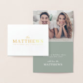 Stijlvol kerstfeest | Modern Sage Green Couple Fot Folie Kaarten (Display)