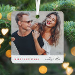 Stijlvol kerstfeest | Modern Trendy Couple Foto Metalen Ornament<br><div class="desc">Een stijlvol ornament voor feestfoto's met moderne typografie "Kerst smeden" in rode en handgeschreven scripttypografie voor de naam of namen van de paren op een eenvoudige, minimalistische witte achtergrond. De foto, de naam en de groet kunnen gemakkelijk voor een persoonlijke aanraking worden aangepast. Een eenvoudig, minimalistisch en hedendaags kerstontwerp om...</div>