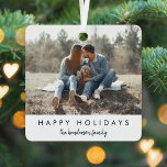 Stijlvol kerstfeest | Moderne minimale foto van Tr Metalen Ornament<br><div class="desc">Eenvoudige, stijlvolle, trendy vakantie-ornament met een moderne minimale typografie citaat "Prettige feestdagen" in zwart op een schone, eenvoudige witte achtergrond. Het ontwerp kenmerkt een handgeschreven manuscript houdt familienaam in een informele casual stijl van de liefde. De naam en de groet kunnen gemakkelijk voor een persoonlijke aanraking worden aangepast. Een gedurfd,...</div>