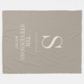 Stijlvol Klassieke familie Monogram Est Taupe Brow Fleece Deken (Voorkant (Horizontaal))