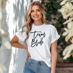 Stijlvol Letterpenseel Typografie "Team Bride" T-shirt<br><div class="desc">Het rendy en het kikkerige ontwerp van de brugpartij in een mooie manuscriptdoopvont.</div>