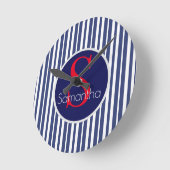 Stijlvol marineblauw rood gestreepte initiaal mono ronde klok (Hoek)