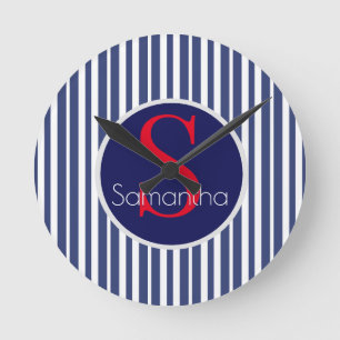 Stijlvol marineblauw rood gestreepte initiaal mono ronde klok