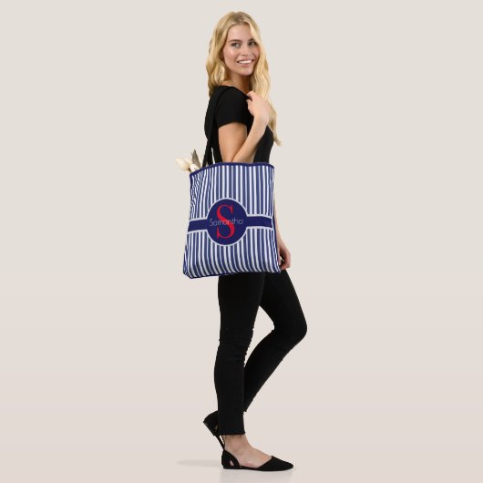 Stijlvol marineblauw rood gestreepte initiaal mono tote bag (Op model)