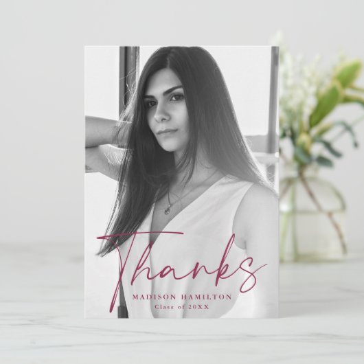 Stijlvol Maroon Script Photo Afstuderen Bedankkaart (Staand voorkant)