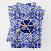 Stijlvol meisjesblauw grijs initiaal monogram inpakpapier vel (In situ)