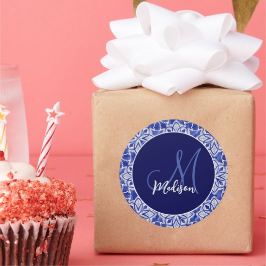 Stijlvol meisjesblauw grijs initiaal monogram ronde sticker (Feest)