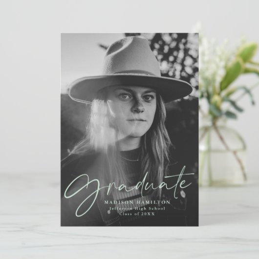 Stijlvol Mint Green Script Photo Afstuderen Aankondiging (Staand voorkant)