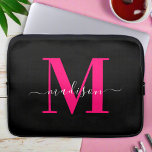 Stijlvol Modern Bold Pink Script & Zwart Monogram Laptop Sleeve<br><div class="desc">Upgrade uw technische stijl met onze Modern Clean Black & Bold Pink Monochrome Initiaal laptophoes. Dit sleeve is vervaardigd uit een stijlvol zwart exterieur, geaccentueerd door opvallende, opvallende, roze, monochrome initialen en biedt een moderne beschermingsfunctie met een vleugje persoonlijke elegantie. Verhoog de look van uw laptop en bescherm hem in...</div>