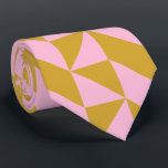 Stijlvol modern Geometrisch Roze en Gold Pattern Stropdas<br><div class="desc">Deze stijlvolle stropdas heeft een modern geometrisch patroon met vormen in roze en goudvorm. Geweldig cadeauidee!</div>