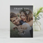 Stijlvol Modern Script 2-foto bruiloft Bedankkaart (Staand voorkant)