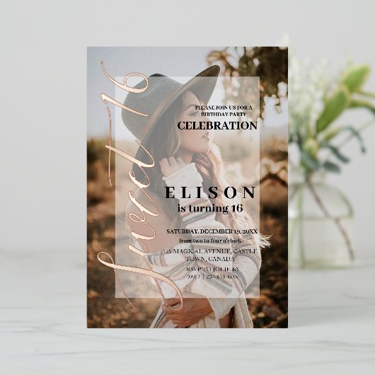 Stijlvol Modern Script Jongeren 2 Foto Sweet 16 Folie Uitnodiging (Staand Voorkant)