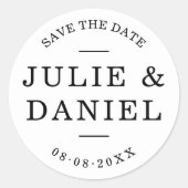 Stijlvol modern stel slaat de datum op ronde sticker (Voorkant)