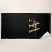 Stijlvol Modern Zwart Gouden Monogram Naam Script Strandlaken (Voorkant)