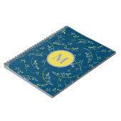 Stijlvol monogram geel lila bessenpatroon notitieboek (Linkerzijde)