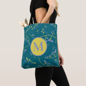 Stijlvol monogram lila geel bessenpatroon tote bag (Dichtbij)