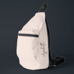 Stijlvol Monogram Modern Minimalist Sling Bag<br><div class="desc">Creëer Een draagtas met jouw naam verticaal aan de zijkant in een eenvoudig stijlvol script op een blush roze achtergrond. Perfect voor jezelf of cadeau voor elke gelegenheid.</div>