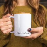 Stijlvol monogram | Modern minimalistisch witscrip Koffiemok<br><div class="desc">Een eenvoudig,  stijlvol aangepast monogram ontwerp in een informele casual handgeschreven script typografie in opvallend zwart-wit zwart-wit. Het monogram kan gemakkelijk worden gepersonaliseerd om een ontwerp zo uniek te maken zoals u bent! De perfecte trendy op maat gesneden gave of accessoire voor elke gelegenheid.</div>