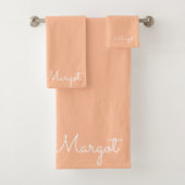 Stijlvol monogram modern perzikschrift bad handdoek (Insitu)