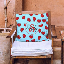 stijlvol monogram rood hartpatroon op blauw blauwg kussen