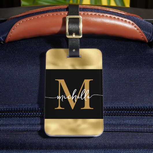 Stijlvol Monogram Script Zwart en Goud Metaalglans Bagagelabel (Voorkant Insitu 2)