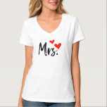 Stijlvol "Mrs." T-shirt voor vrouwen - Perfect voo<br><div class="desc">Show uw "Mrs." -status in stijl af met dit schattige T-shirt met een gewaagd zwart script en twee rode harten. Of je nu een bruid-to-be, net getrouwd, of trots genomen, dit t-shirt voegt charme aan elke outfit. Geweldig voor casual draag, huwelijksreizen, vrijgezellenfeesten of als een doordacht cadeau voor uw favoriete...</div>