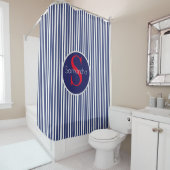 Stijlvol Navy Blauwe Rode Gestreepte Monogram Douchegordijn (In situ)