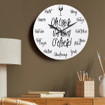 Stijlvol Oh kijk, het is Wine O'Clock | Namen wijn Grote Klok<br><div class="desc">De perfecte klok voor wijnliefhebbers! Maak iedereen uur wijn met onze stijlvolle en trendy "Oh kijk, het is wijn op de klok" muur. Het ontwerp is voorzien van een modern en stijlvol typografisch ontwerp met elk uur dat wordt weergegeven met een ander wijntype, dat wordt weergegeven in een stijlvolle, handgeschreven...</div>