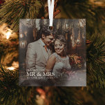 Stijlvol onze eerste Kerstmis als Mr & Mrs Foto Glas Ornament<br><div class="desc">Eenvoudig paar met Kerstmis als Mr. en Mrs. ornament van fotoglas. Een modern ontwerp met een volledig fotoontwerp. Pas met uw speciale foto, jaar, en naam aan. "Mr & Mrs." fotobedekking in een elegante typografie. Perfect keepasesie ornament met paren die hun eerste kerstfeest samen vieren als een getrouwd stel. Foto...</div>