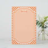 Stijlvol Oranje Quatrefoil monogram met naam Briefpapier (Staand voorkant)
