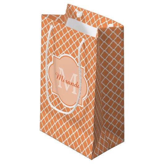 Stijlvol Oranje Quatrefoil monogram met naam Klein Cadeauzakje (Voorkant Gekanteld)
