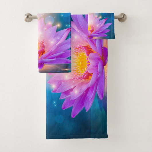 Stijlvol Paars Lotus Flower Blue, Landscape, Zen Bad Handdoek (Insitu)