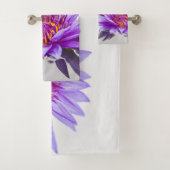 Stijlvol Paars Lotus Flower Landscape, Zen Bad Handdoek (Insitu)