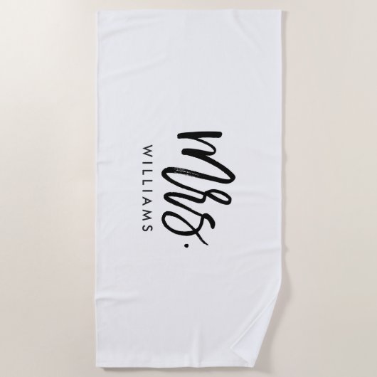 Stijlvol penseelscript "Mrs. Last Name" Strandlaken (Voorkant)
