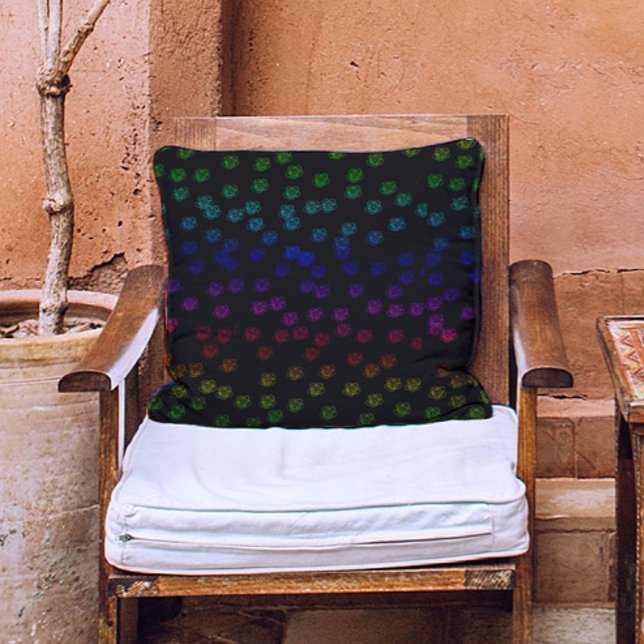 Stijlvol regenboogvloerpatroon op zwart kussen (Creator heeft geüpload)