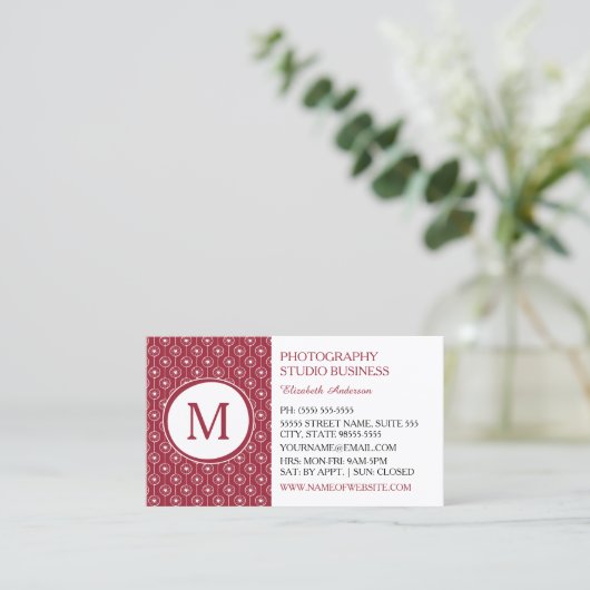 Stijlvol rood en wit monogram fotograaf visitekaartje (Staand voorkant)