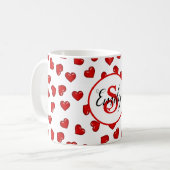 stijlvol rood hartpatroon op wit monogramme koffiemok (Voorkant links)